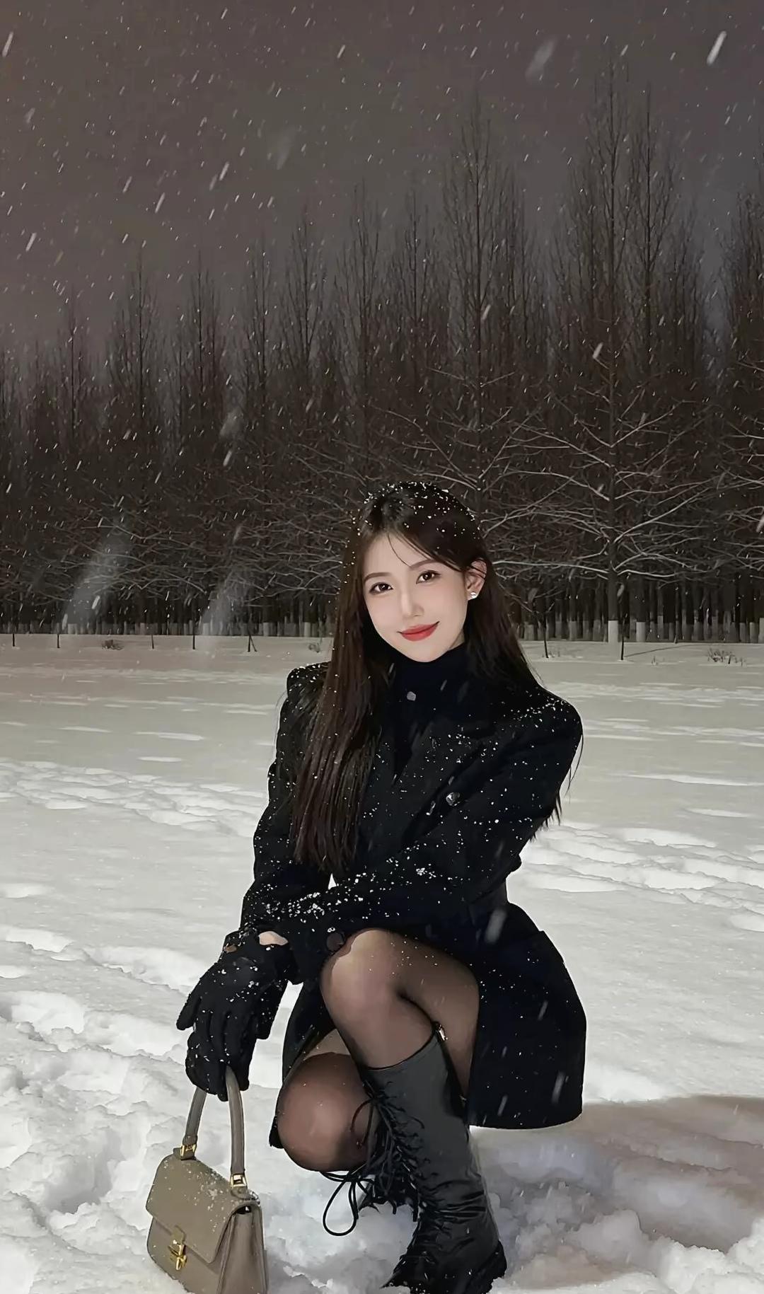 冬日雪景中的甜美少女，黑色大衣与雪地相映成趣。