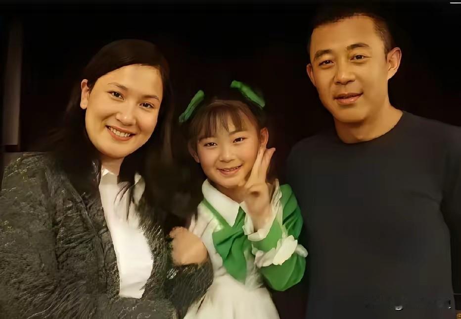 早年，侯勇和第二任妻子潘雨辰带着年幼女儿的留影，现在翻出来看真的挺感慨的。镜