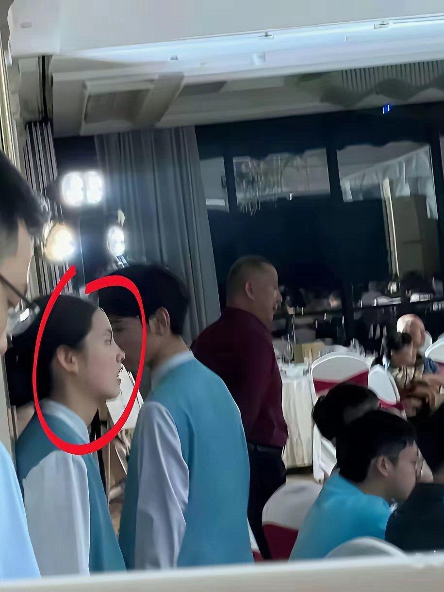 谁能想到这个服务员，将来会成为内娱顶流啊