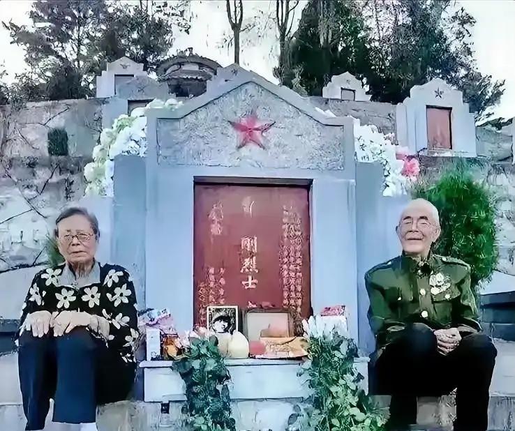 泪目了！2022年，两位老人感觉去日无多，趁有生之年千里迢迢来到儿子的墓前，他们