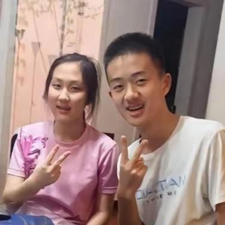 绵阳龙凤胎查分现场直接轰动全网绵阳一对龙凤胎查分名场面直接看呆众人，妹妹7