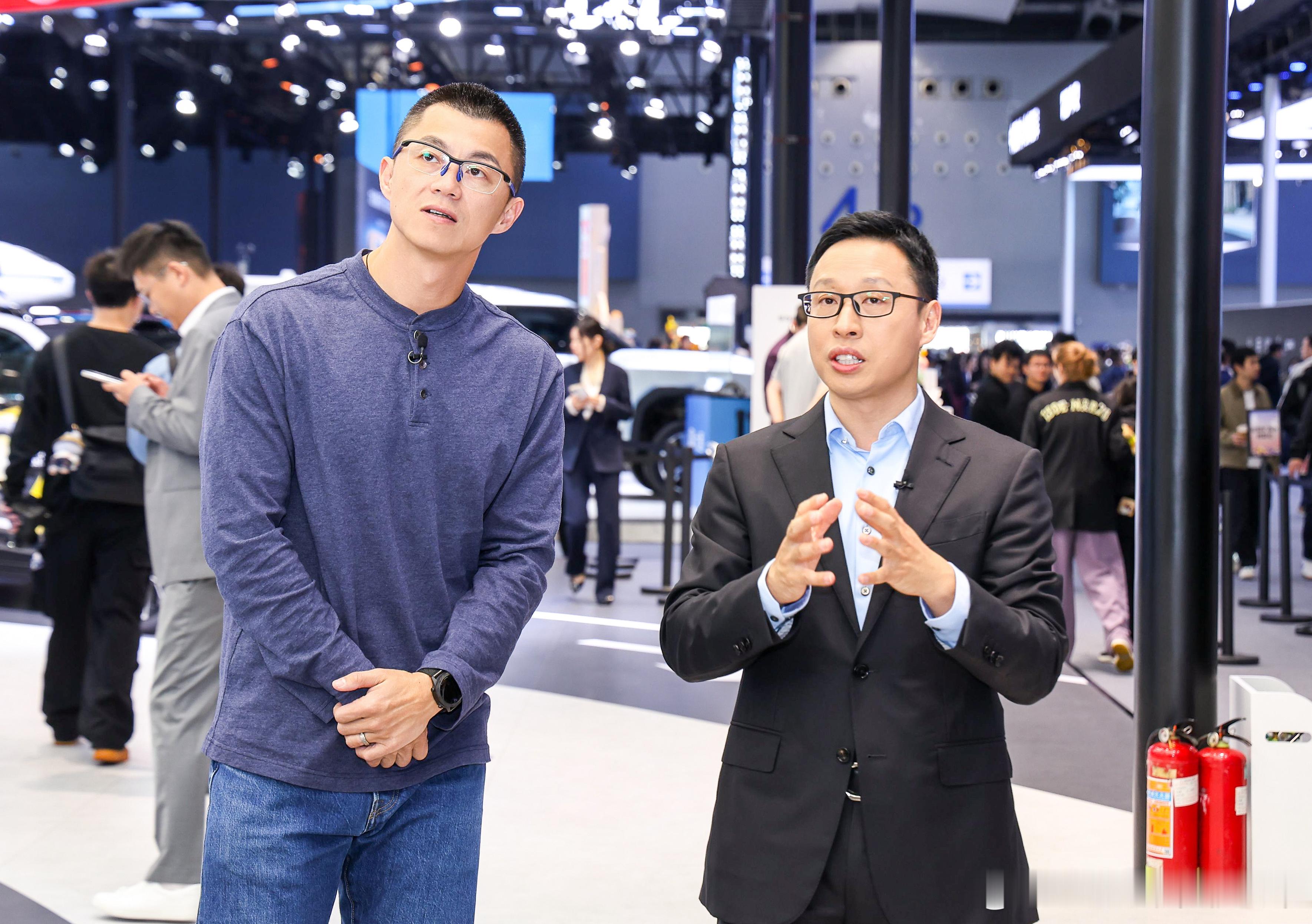 这句回答太硬核了，我当场愣了半秒在旁边听两人聊的时候，靳玉志突然抛出一句：华为乾