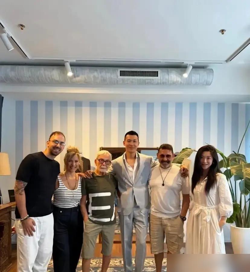 全网都在酸朱珠，说她放着豪门不嫁，偏找个小讲师。我跟你说，你把这事想反了。你