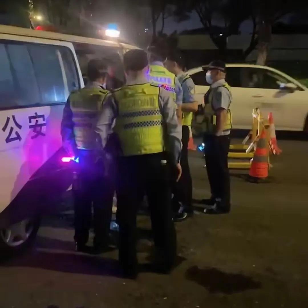 一女子被交警栏下查酒驾，她竟然高声抗义，口出狂言说：人大代表可以喝酒！据浪潮新