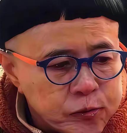 刘纯燕一个六十岁的人了，却为了一个锅盖头，每隔二十天就得打飞的跨省去剪。因为发型