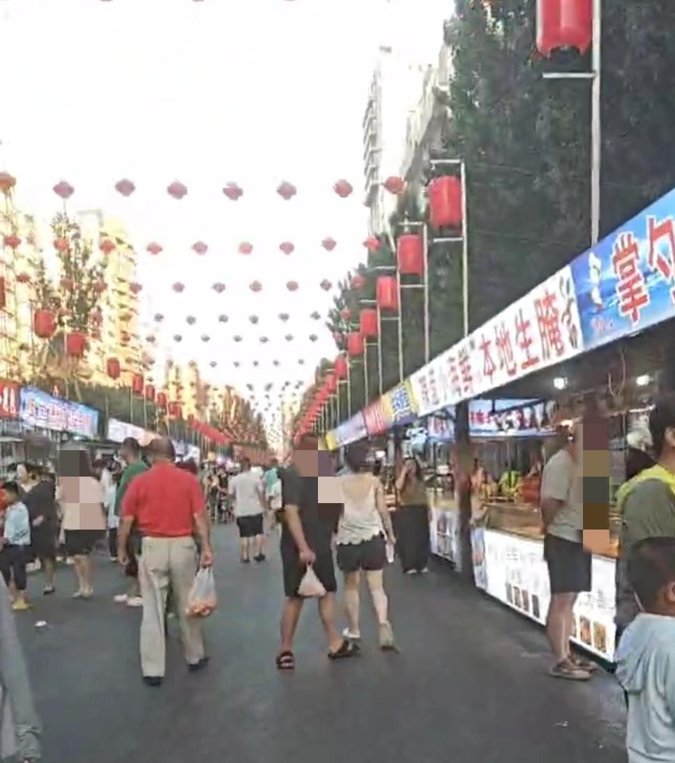 晌午头刚过溜达附近小市场，这小市场也算是游客来鲅鱼圈打卡地。外地游客不知道大厦