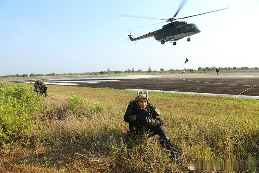 2025年7月初越南第409特种营和第5军区第32侦察营机降训练。乘坐米-17直
