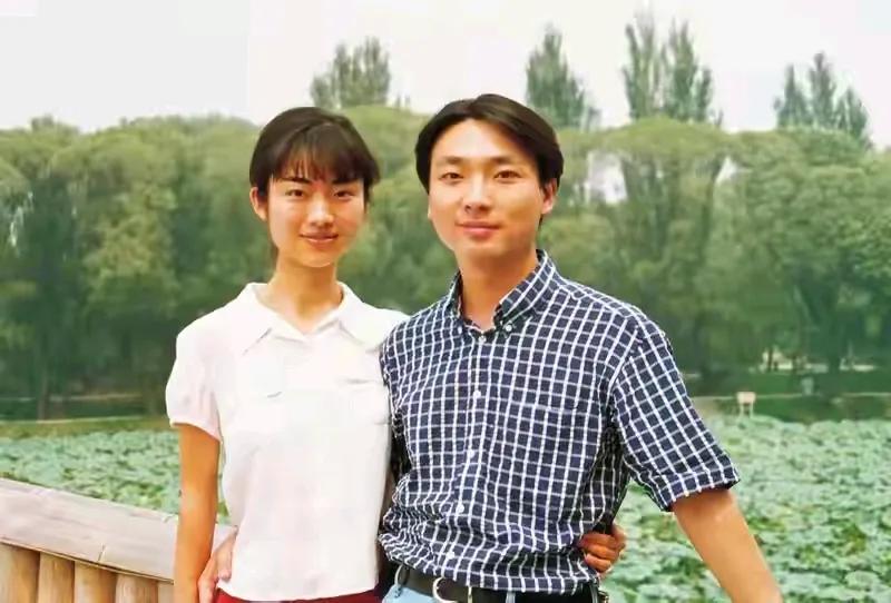央视主持人康辉和刘雅洁结婚前后的合影。康辉和刘雅洁是一对恩爱夫妻。康辉和刘雅洁是