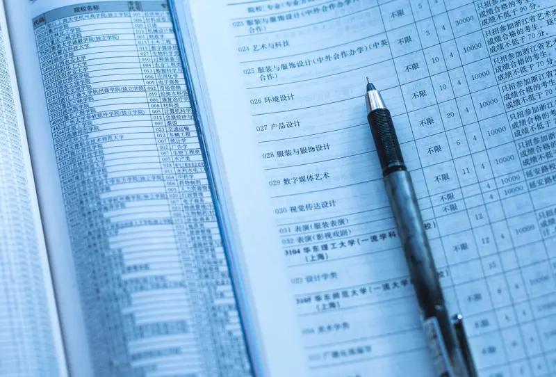 本科压线的孩子填报志愿可太让人头大了！每年高考放榜，压线考生和家长最焦虑，稍有不