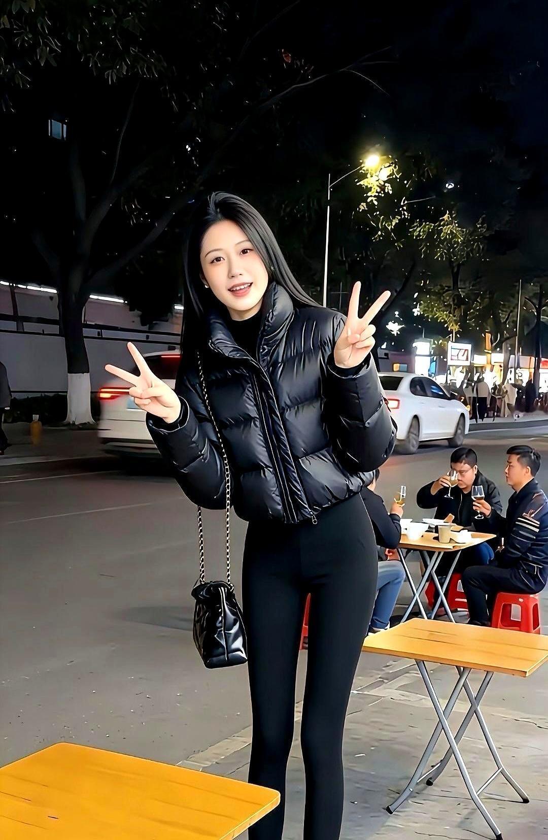 羽绒服穿成球？200克就够去年冬天我试遍衣柜，最后只剩这套：亮面短羽绒+高