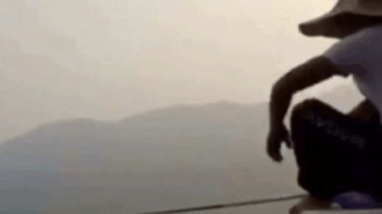 单腿单臂钓鱼人一生只为了这个爱好