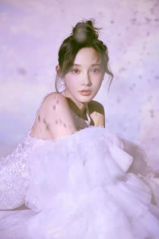 祝你天天加班”引发热议，演员彭小苒道歉近日，演员彭小苒一句“祝你天天加班”的言论