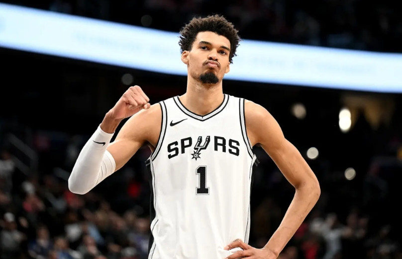 文班亚马真的是“怪兽”！面对热火队，文班亚马又拿下了27分18篮板6助攻1抢断