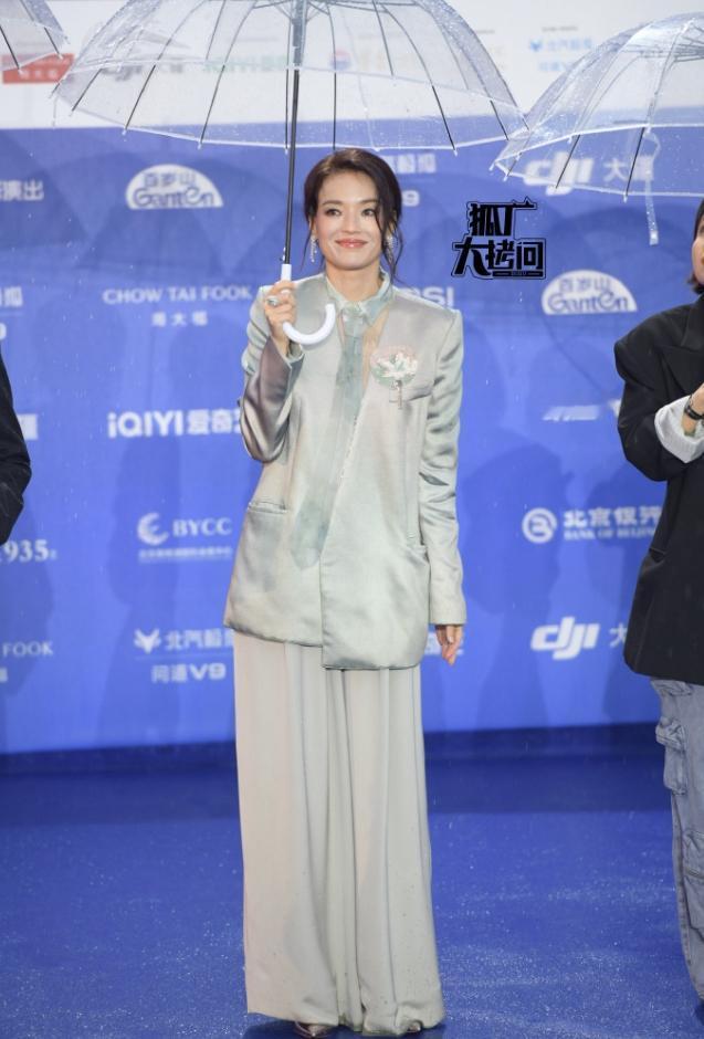 舒淇阿玛尼最新一季高定内娱首穿！华人女演员能穿上阿玛尼高定的女明星不多，能穿上