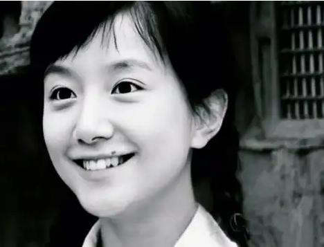 1978年，知青王鲁明收到了女学生的情书，他面红耳赤的将纸条撕了，当做没看见。不
