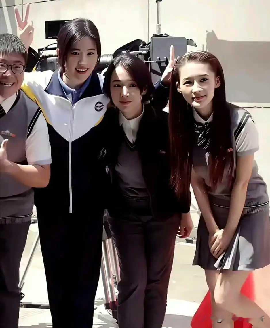 多少人看不出来刘亦菲和李沁中间的女生是谁，其实她是李梦，那时候感觉这照片有点失真