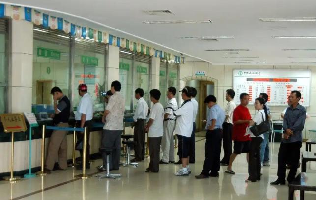 纯属无理取闹！湖南常德有个哥们儿，离银行下班还剩6分钟冲进营业厅，想取1500块