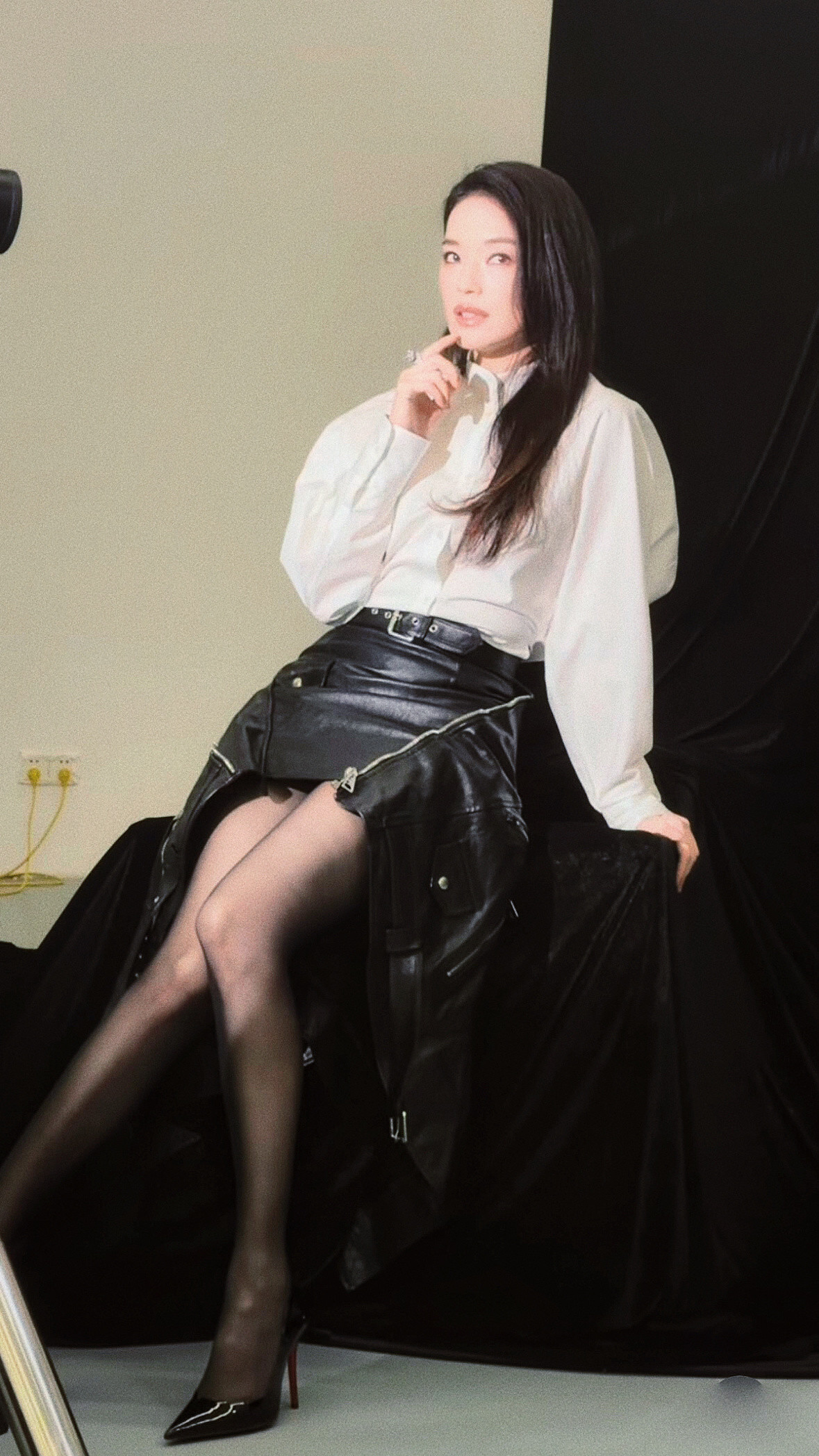 舒淇x黑丝开衩皮裙·御姐风迷死人