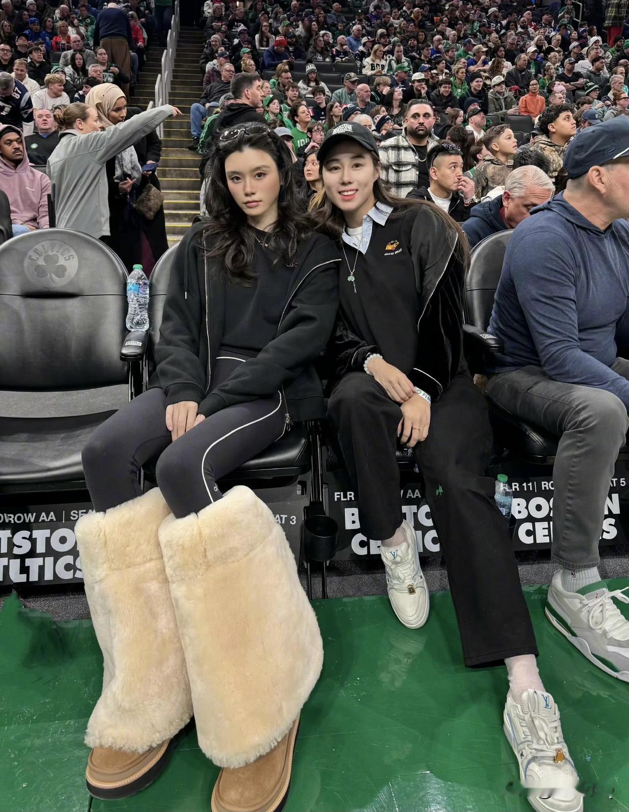 奚梦瑶是真的很爱穿夸张的大毛靴，一般人真的很难驾驭这种鞋子。不过谁叫她是超模呢，