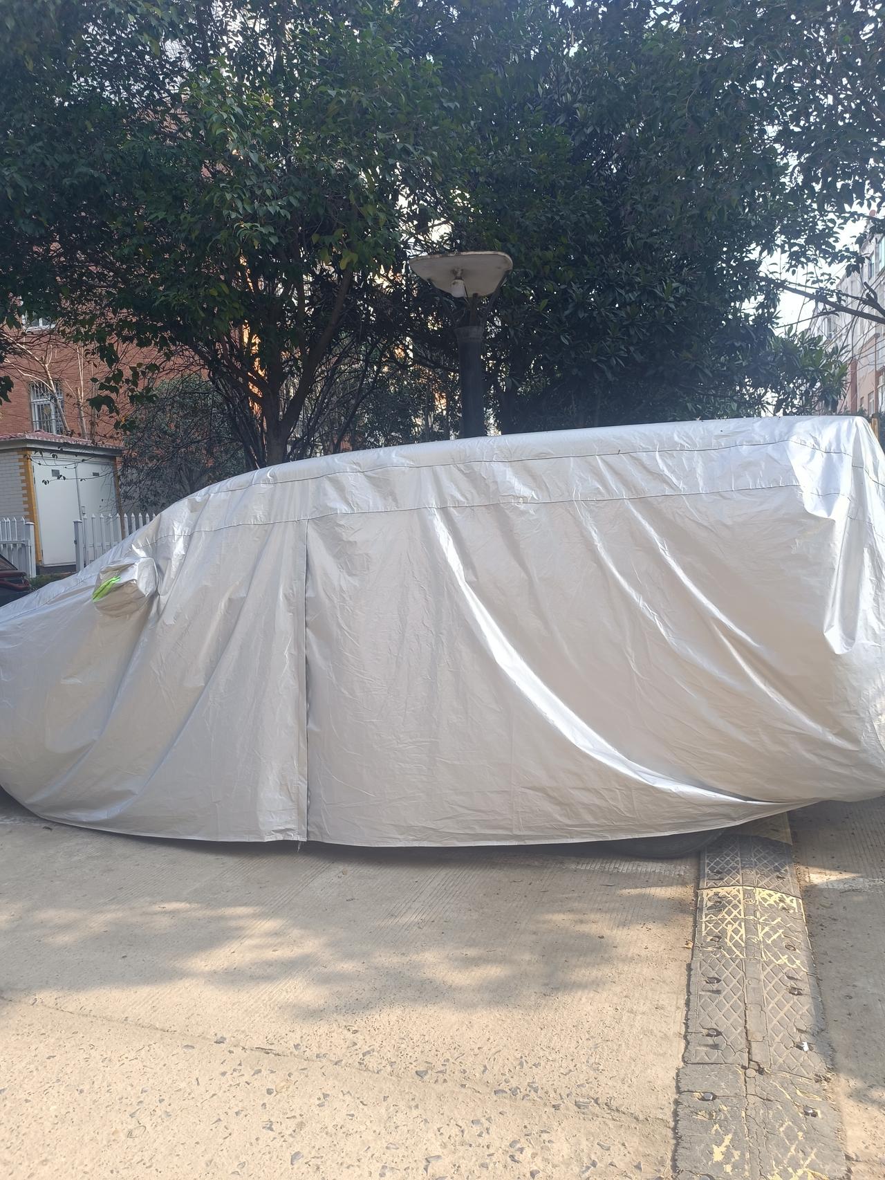 一个大娘说，儿子这辆车花了二十多万买的，她给儿子出了10万元，剩下的钱是儿子、儿