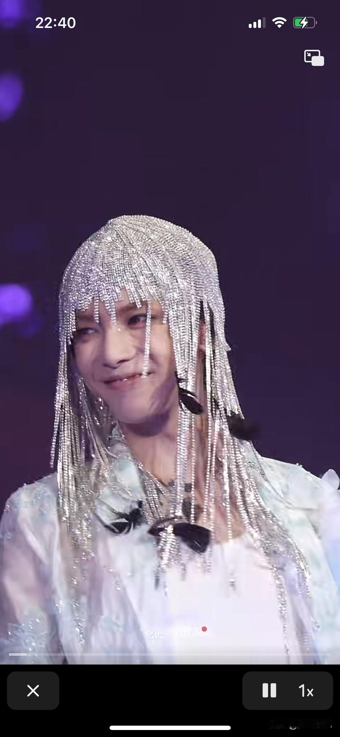 华晨宇老师演唱会算得上是有史以来舞台驾驭能力最强大的，他基本上不用粉丝撑场子拉票