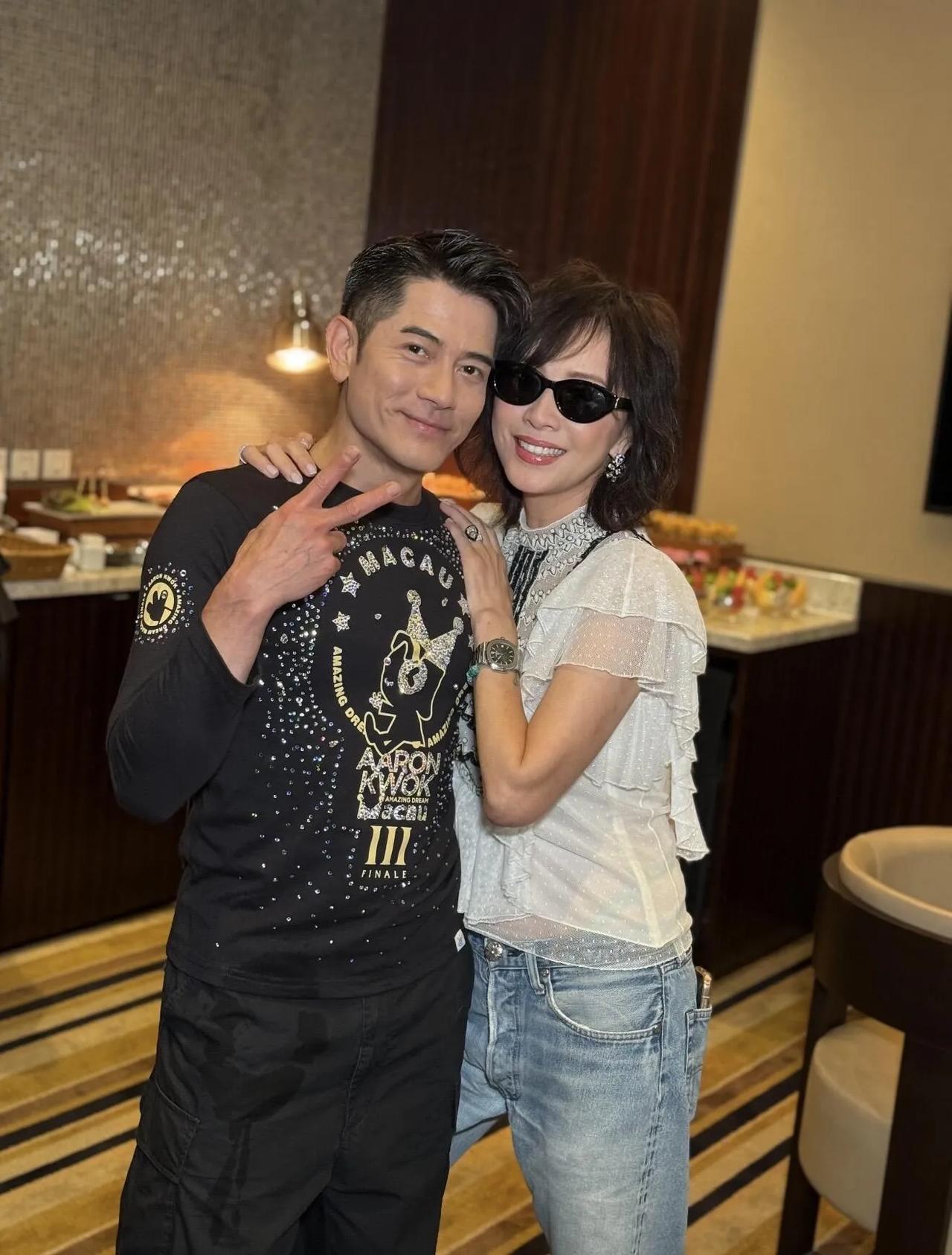 原来刘嘉玲也去了郭富城澳门演唱会了！看她晒出与郭富城的合照，真是狠狠羡慕了！