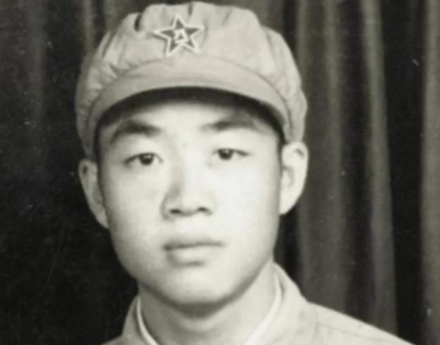 1951年，一个15岁新兵擦大炮，埋头看瞄准镜，谁料突然瞅见，敌人阵地上出现一奇