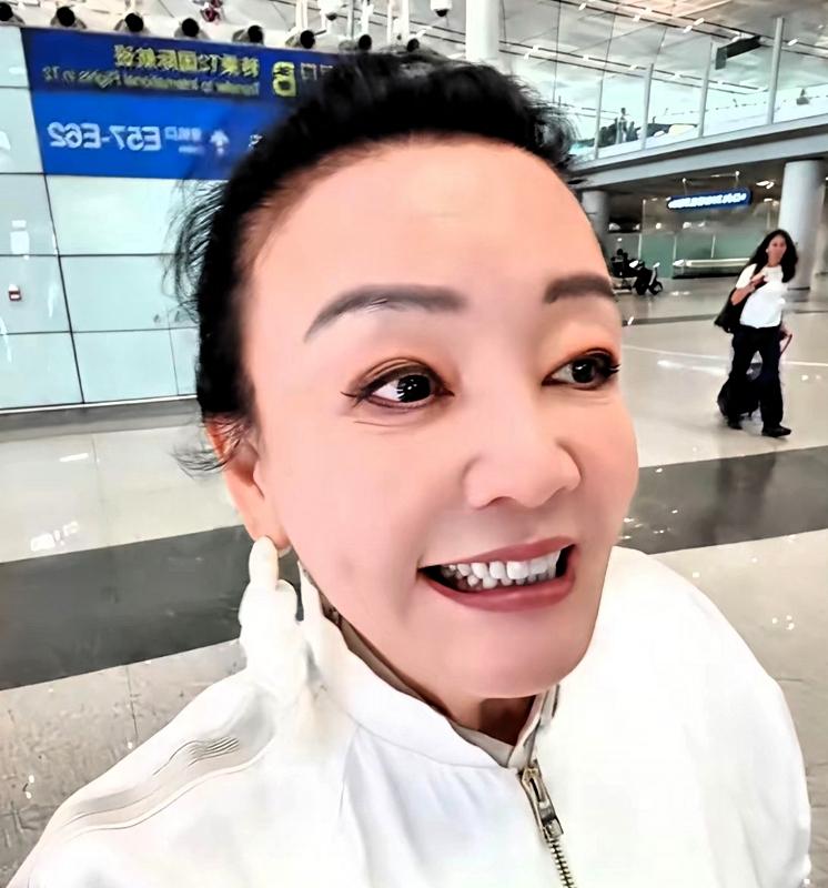 孙子的道歉让她落泪5月9日，台北，张兰来了，孙子小箖箖十岁生日，她正和大家说