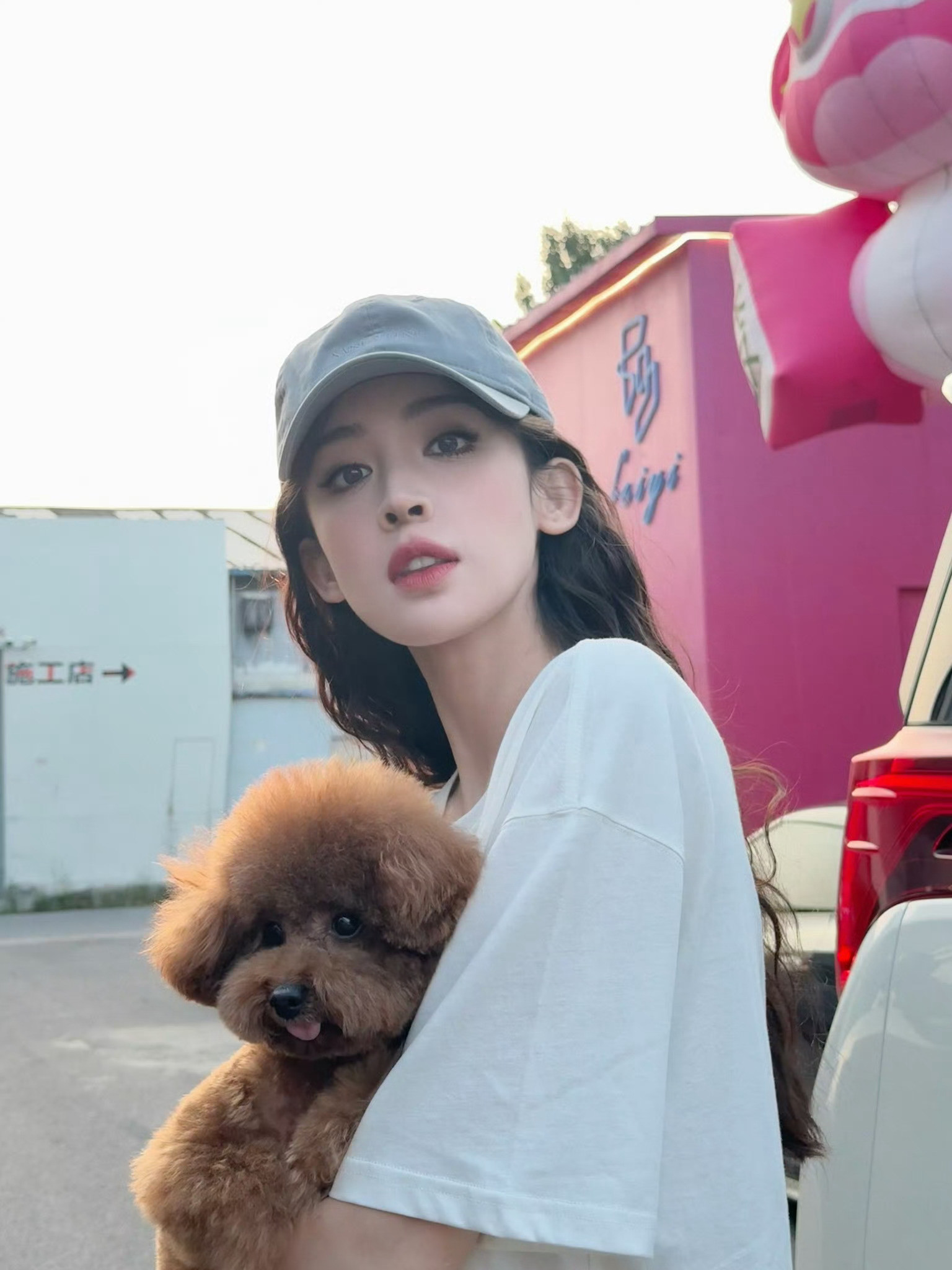 娜扎戴棒球帽怎么也能美成这样美的我无语…..（（她是范冰冰之后可以直击我内心浓