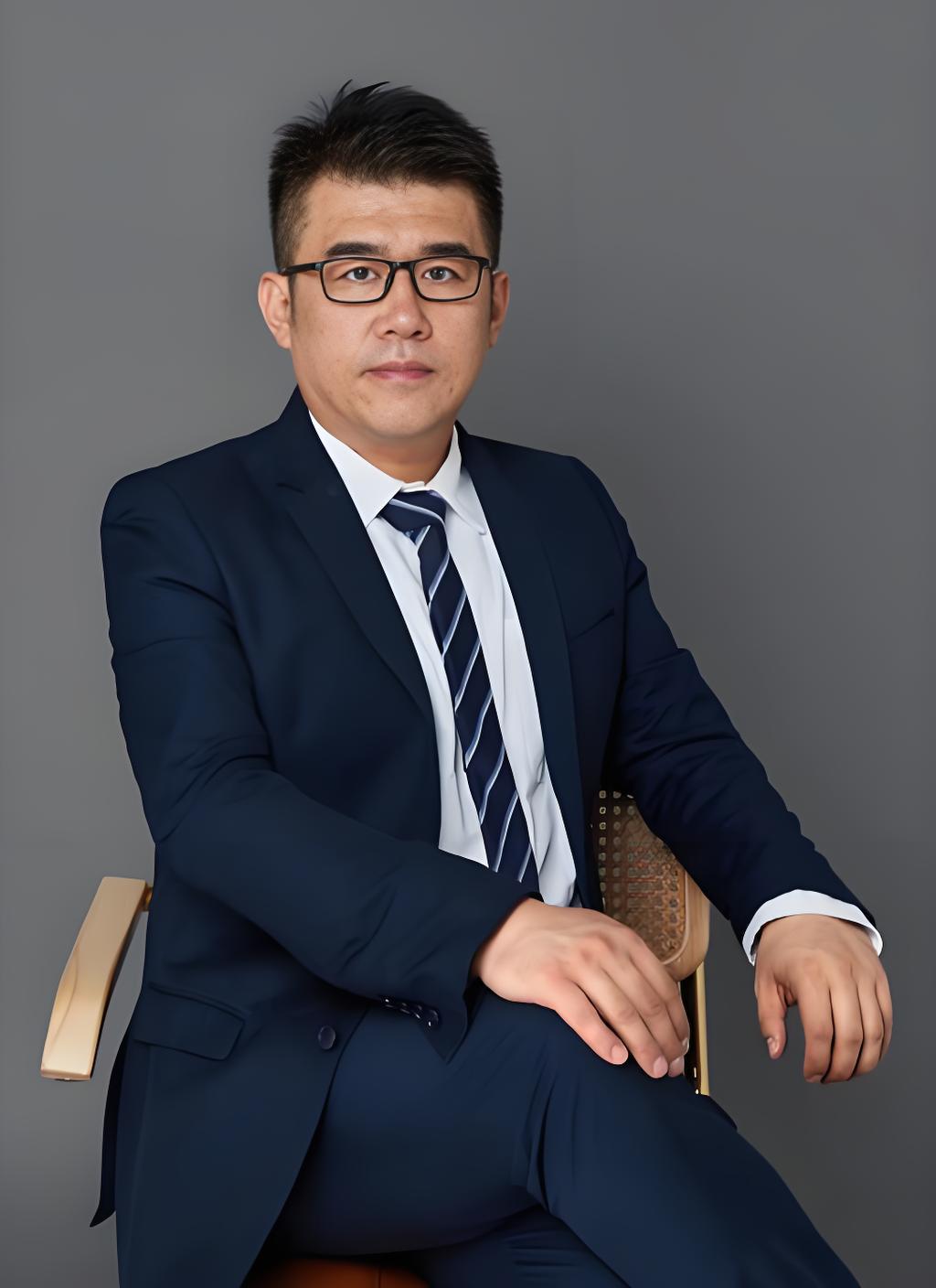 刚才刷到了四川大学的王教授上了热搜，看了此人的履历不简单。想当年他也是鲜花和掌声