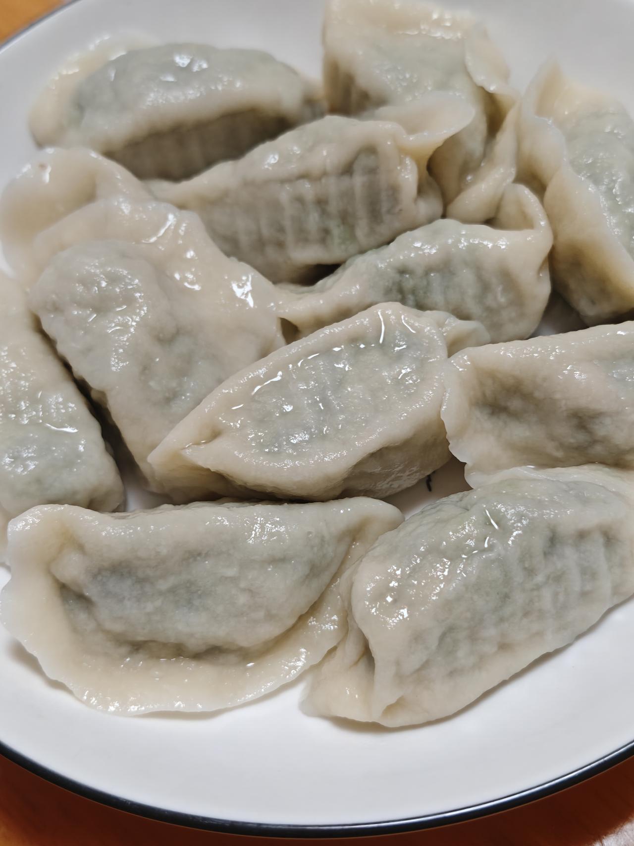 今天早上吃的是羊肉荤香馅水饺。羊肉和荤香拌馅，饺子鲜香可口，回味悠长。绿柳春