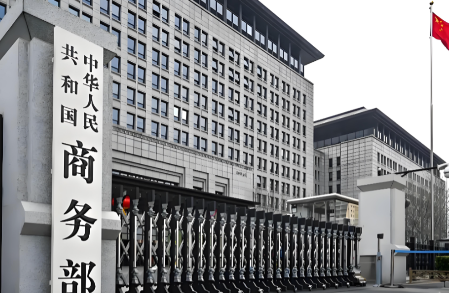 美国给中国10天期限，要求取消稀土限制，结果商务部只回了一句话，把他尴尬住了。