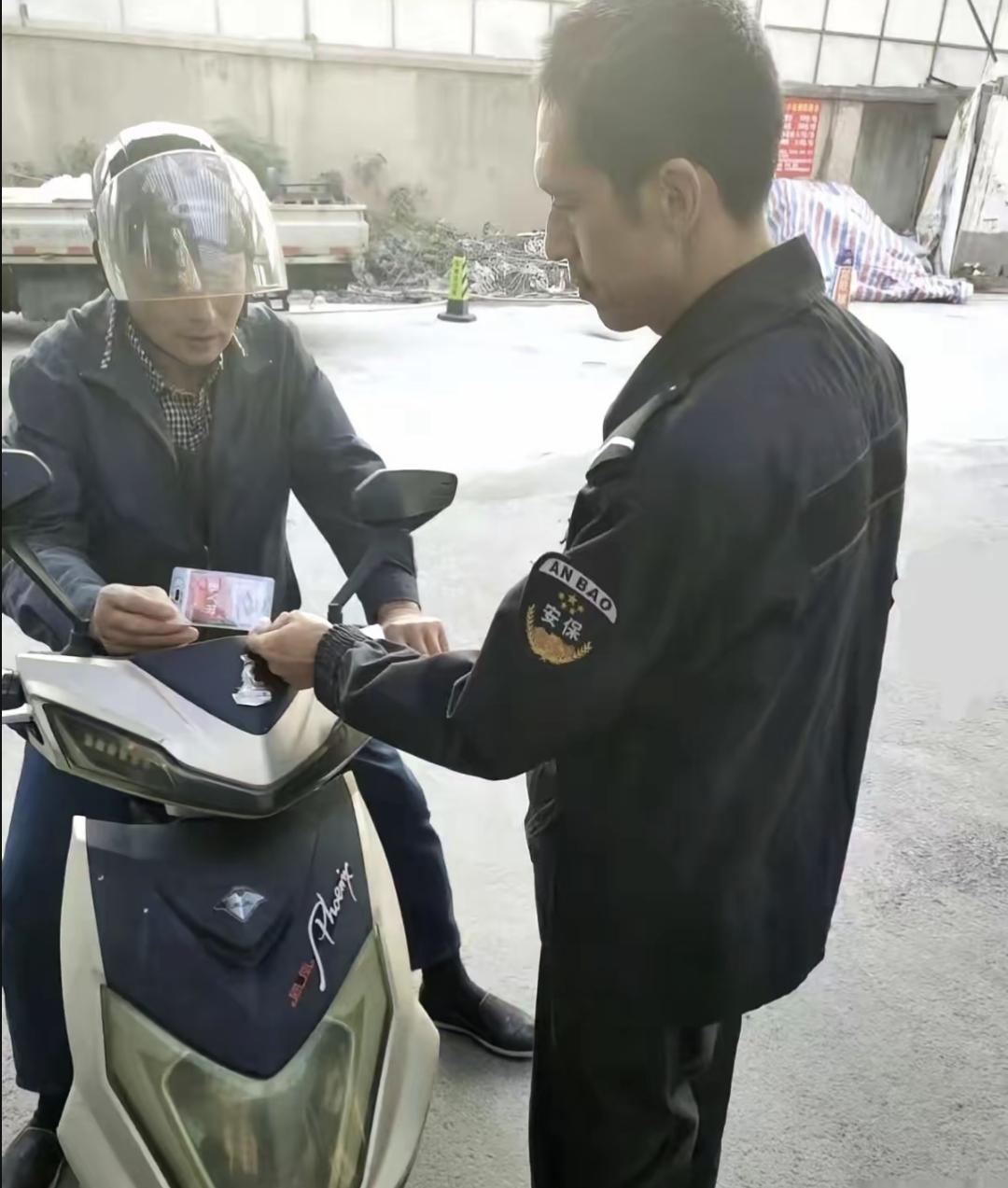 今天公司来了个应聘保安的大叔，一开口就要夜班。我说行，结果他说晚上几点能睡觉。我