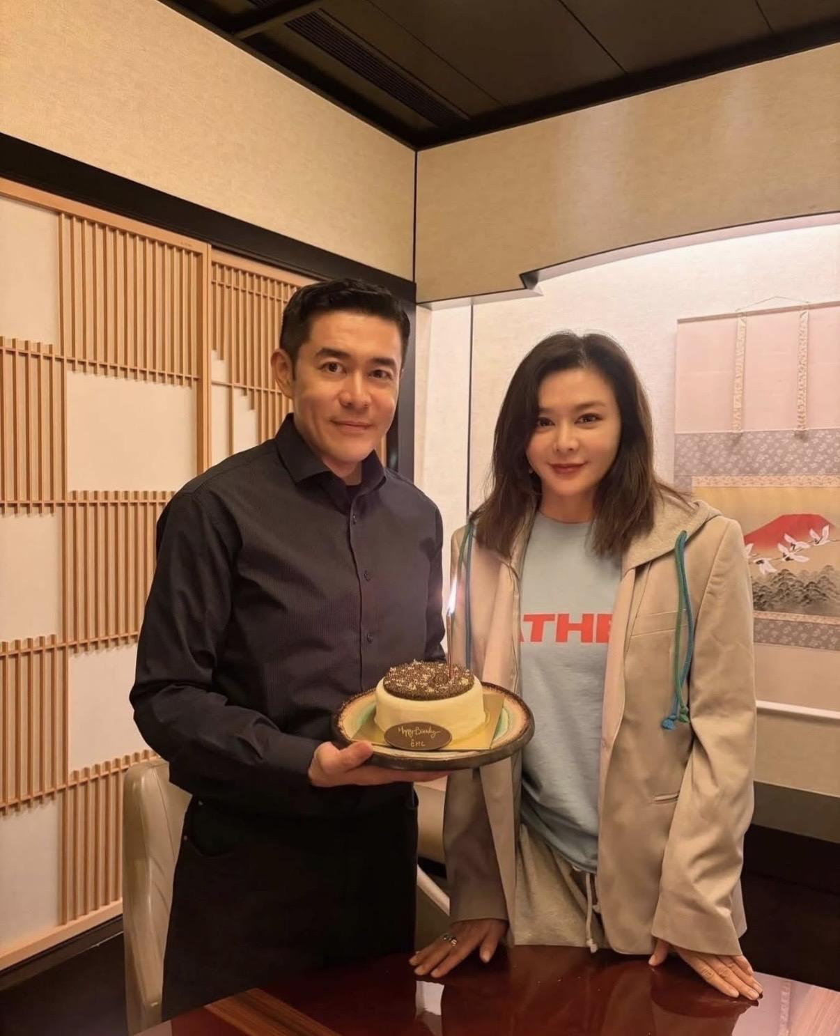 关之琳为小11岁的弟弟关世华庆祝53岁生日，姐弟俩现身在一家日式料理餐厅吃饭。没