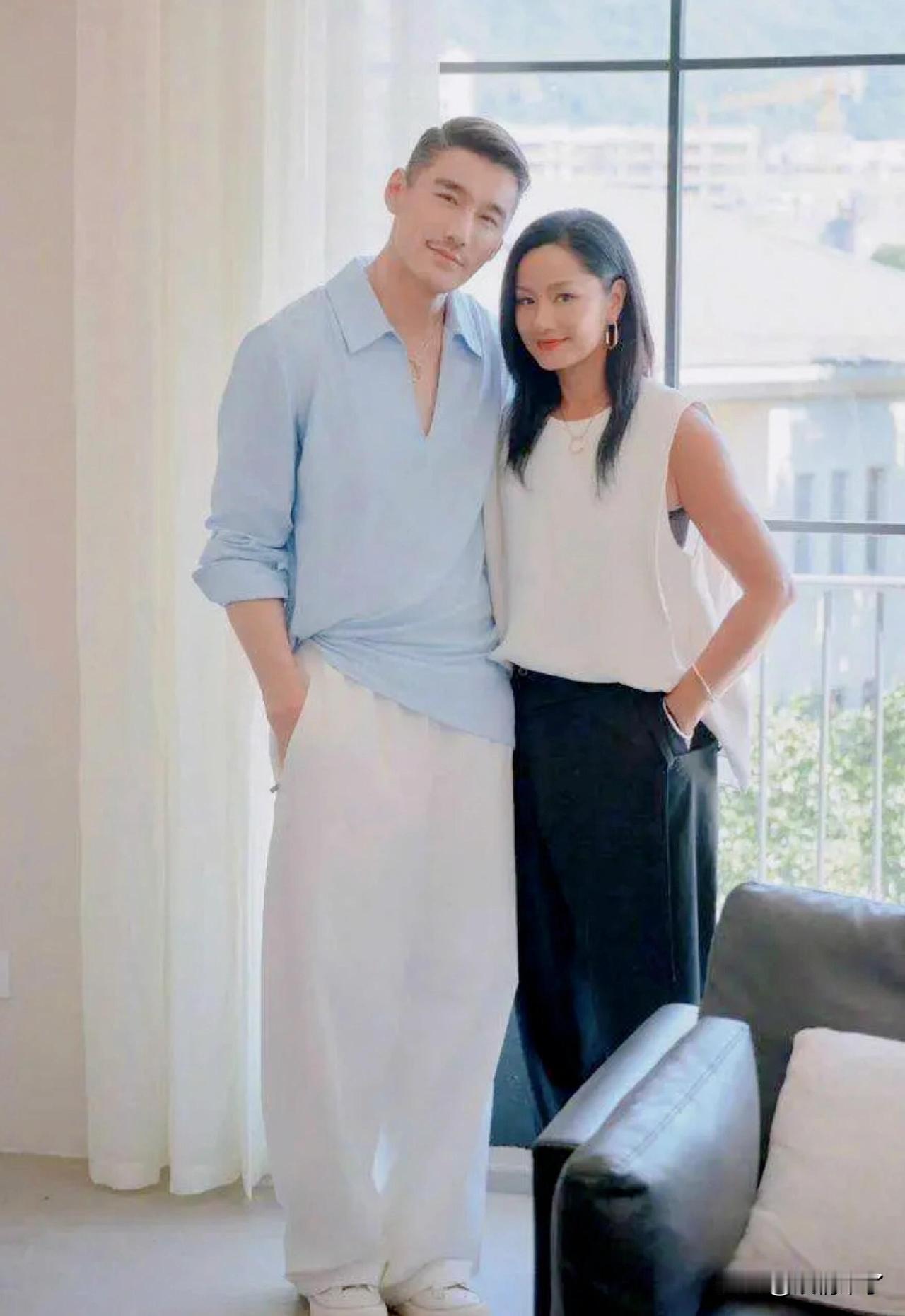 胡兵和瞿颖同台走秀。弹幕里全是“意难平”。有一种感情叫胡兵和瞿颖，他们两个如果当