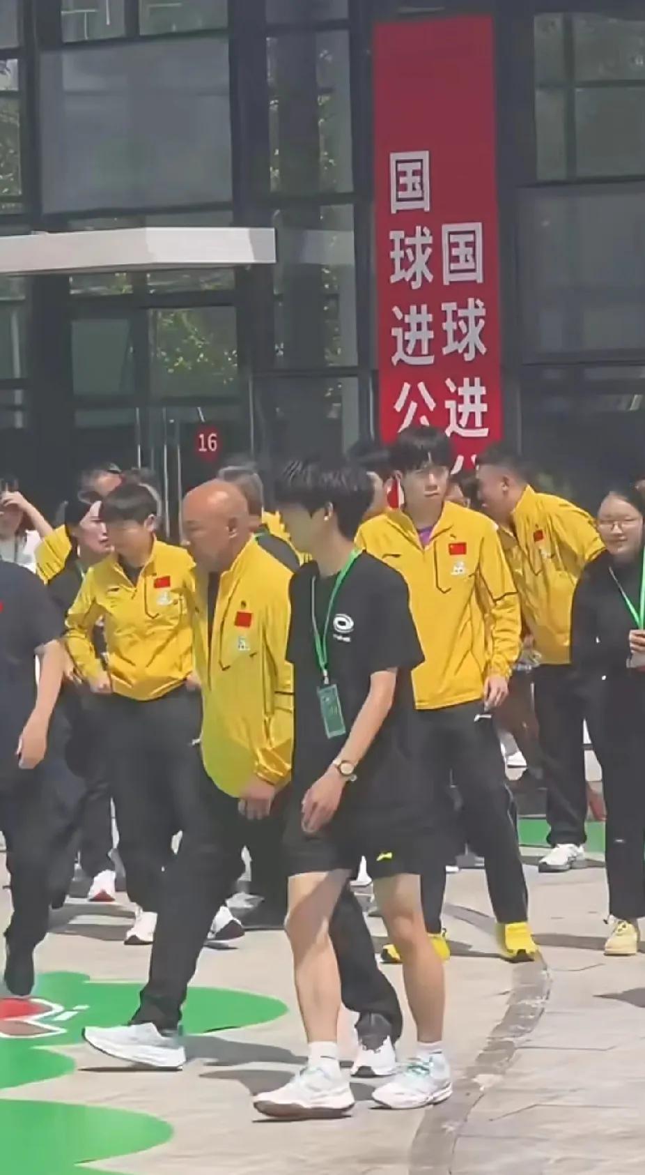 国乒进公园，莎宝超亮眼今天国乒在成都封训期间，举办了“致敬劳动·国球进公园