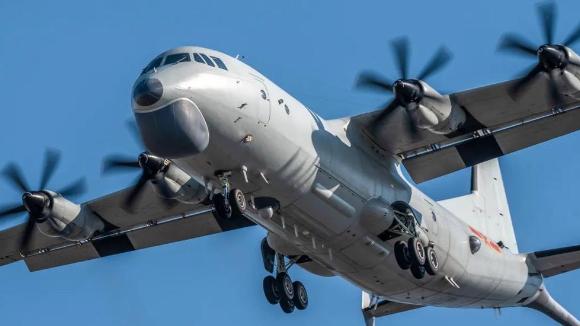 根据中国国防部的消息，近日，东部战区一架运-8反潜巡逻机在东海例行巡逻时，遭遇2