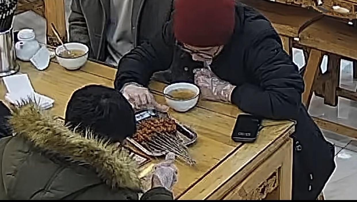 搞半天原来是印度留学生，还以为是哪个地方的人都不识数了吗….近日，四名印度留