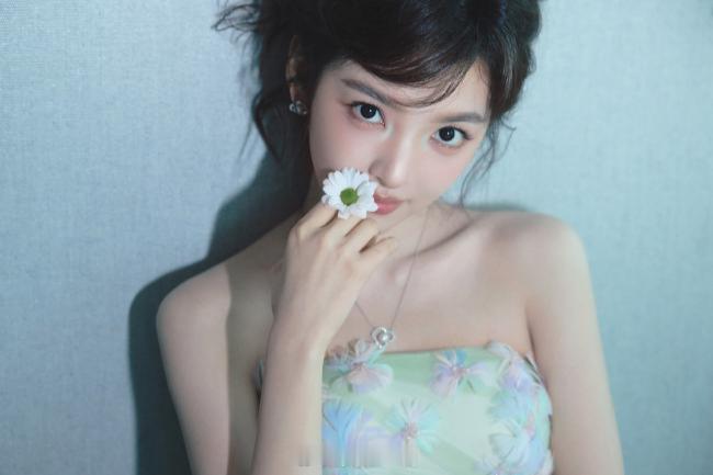 浅绿纱裙温婉俏皮、手持花朵似仙子——章若楠。每日明星美图分享另外翘楚男演员分