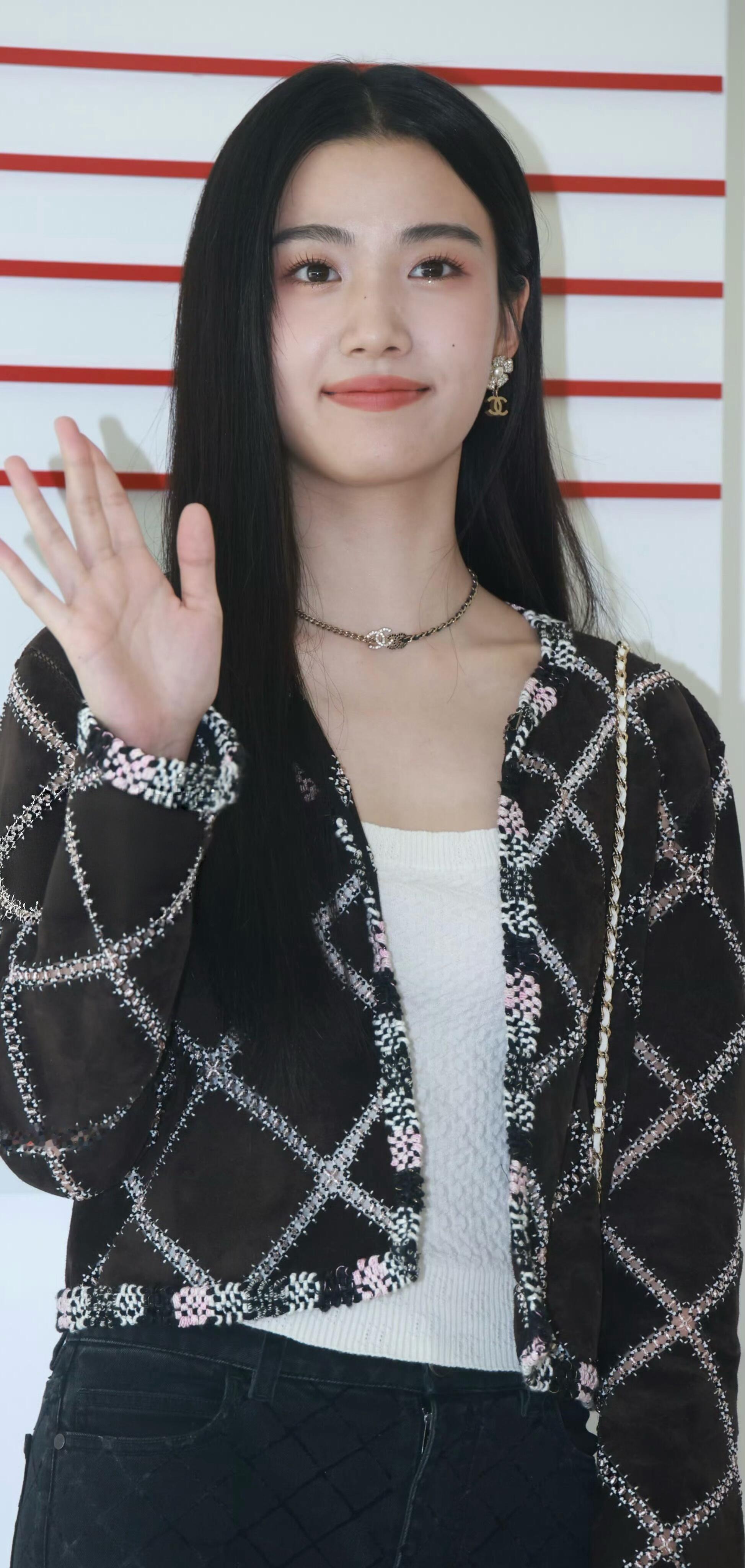 卢昱晓黑长直纯欲感拉满