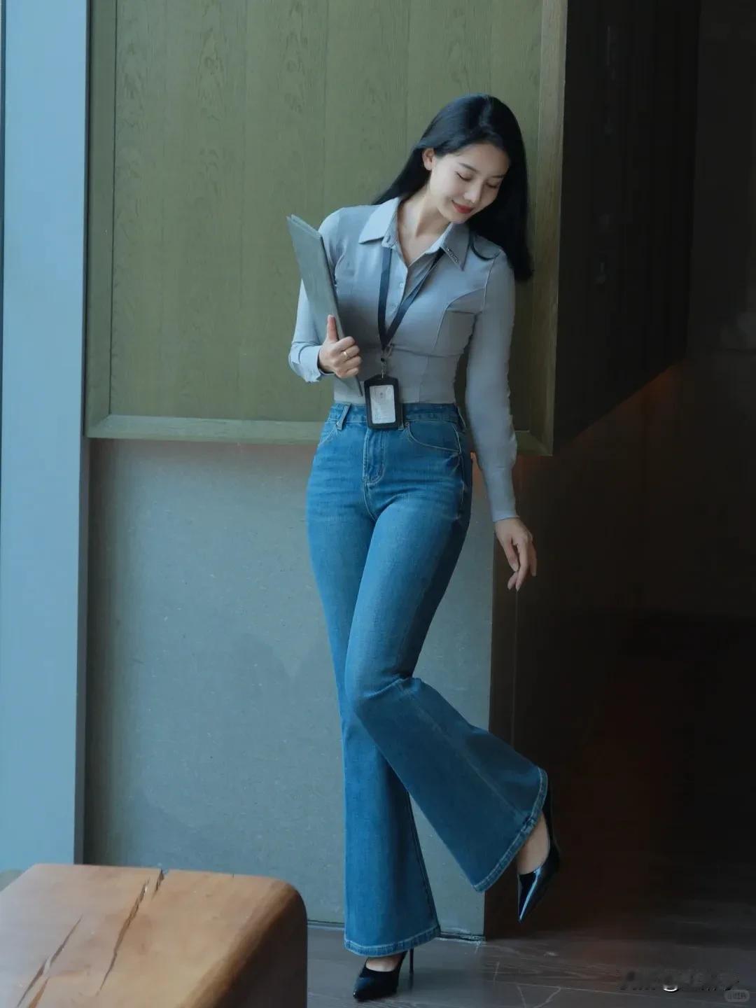 青衫薄，书卷香，步履轻盈入画廊。