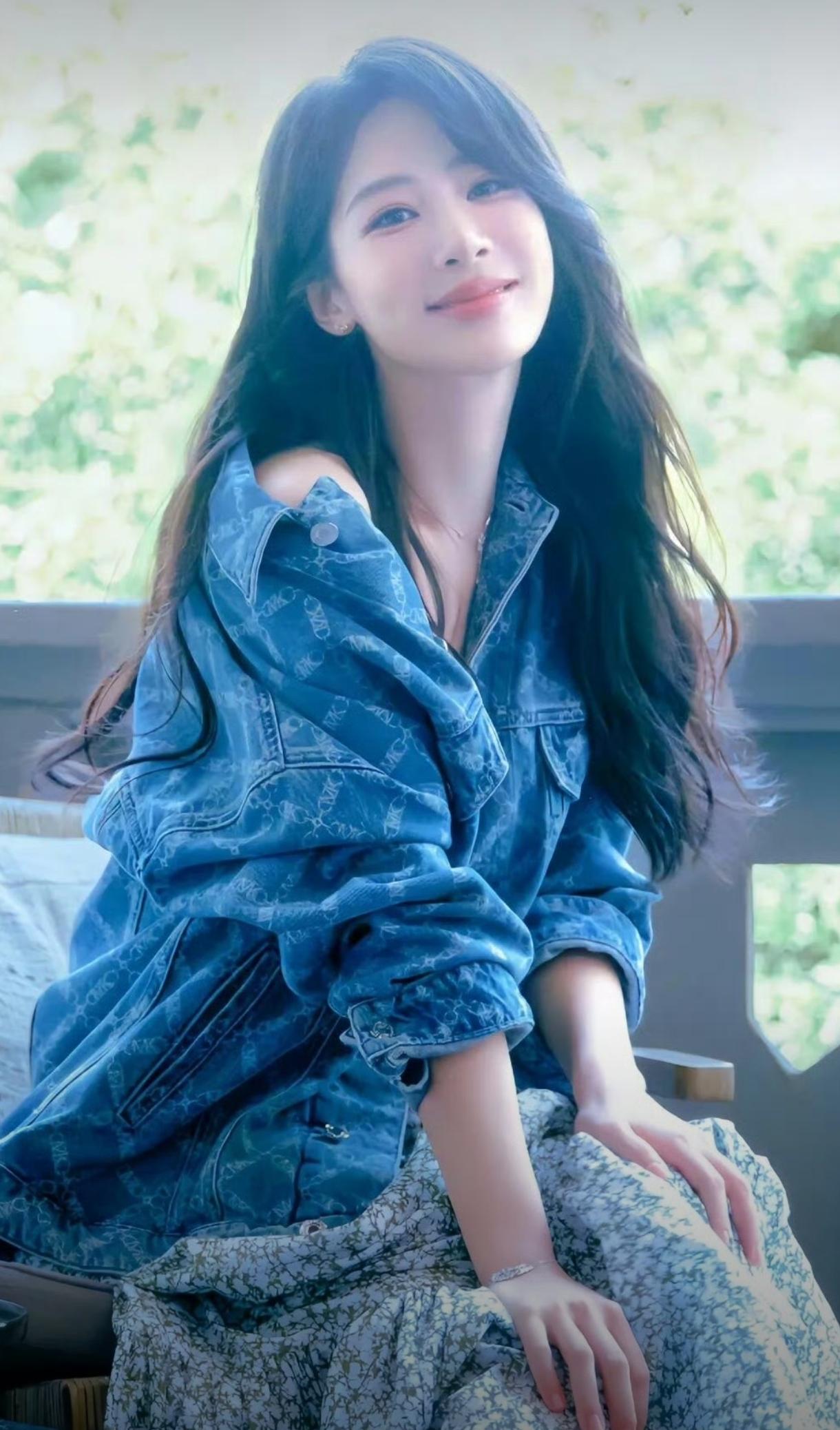 娱乐圈难得的真挚姐妹情，被杨紫和谢娜完美诠释了。过往颁奖礼上谢娜亲切喊她杨