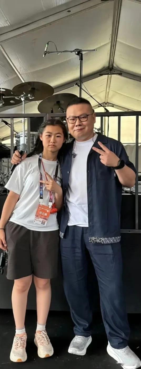 看岳云鹏女儿的穿搭，非常舒适，就普通人家孩子的样子。一头长发，扎着小辫，白色T