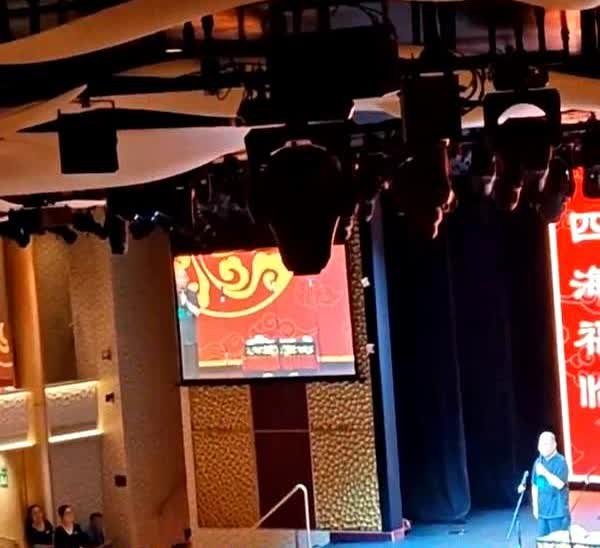 德云社郭德纲、于谦完成了在"爱达魔都号"邮轮上的首演。报幕员，是郭德纲御用主持人