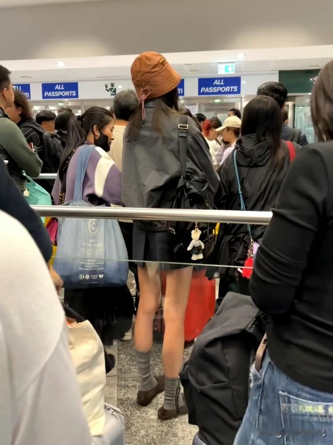 关晓彤的腿原相机！原来真的很细