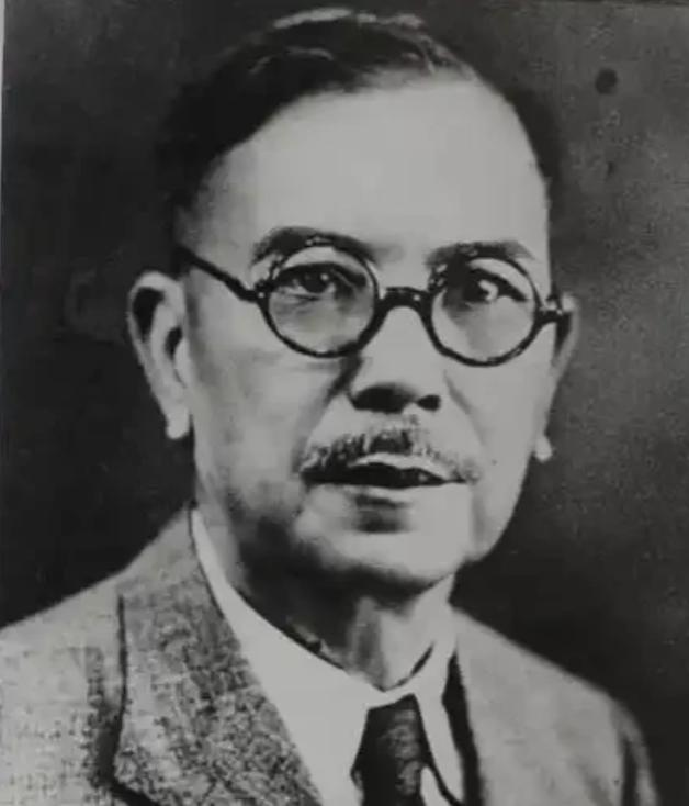 1948年，陈嘉庚被特务用枪顶住太阳穴，满屋子人都觉得他死定了。他只说了一句话，