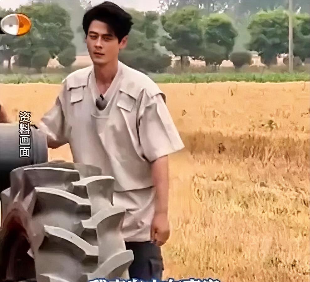郭品超这个人真的是太逆天了不仅仅在于他冻龄的颜值还有他寻根的举动细节之处