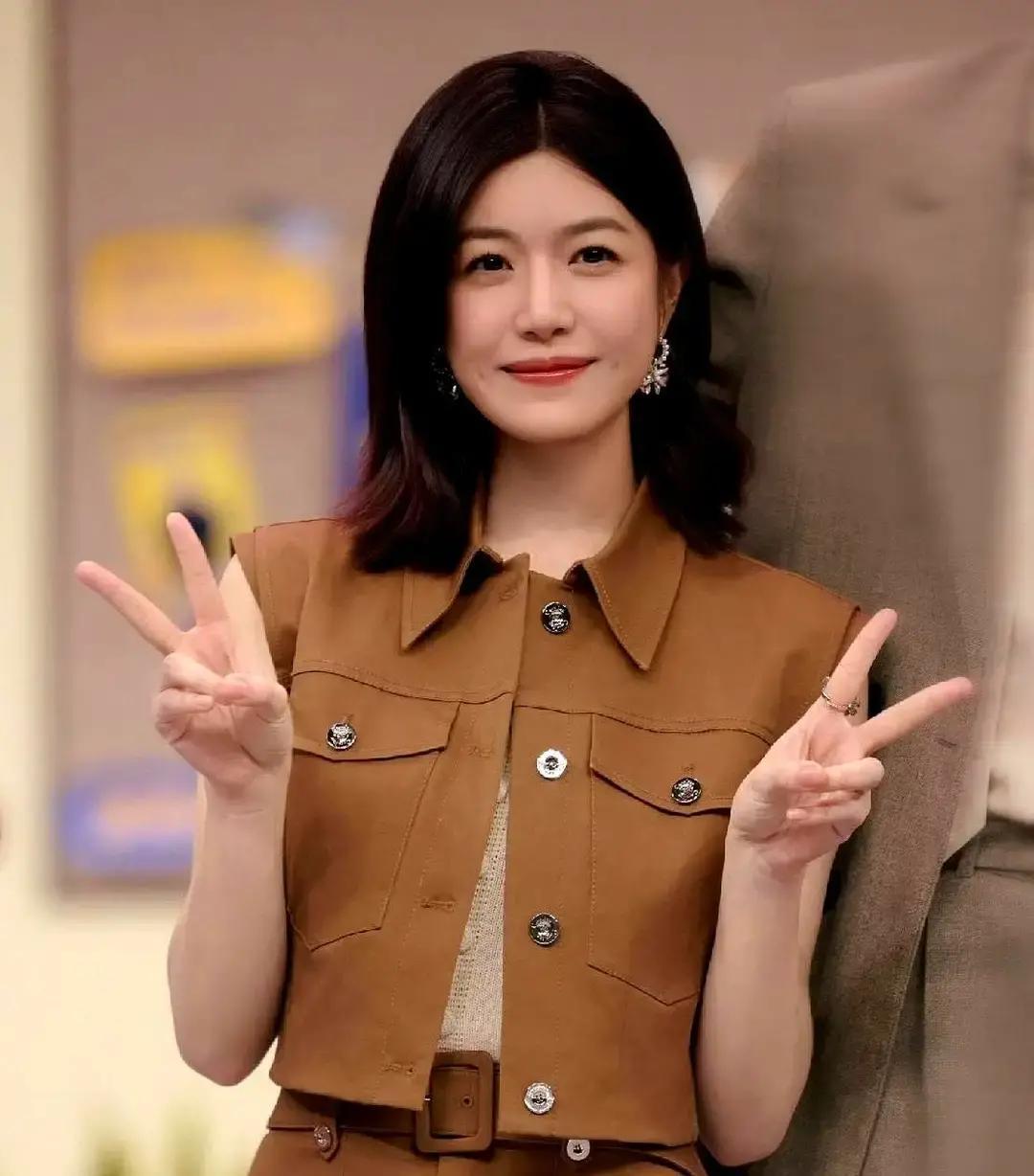 有些粉丝手伸得太长。陈妍希结婚这些年，挨的骂一点不少。尤其前两年，网上那些话没法