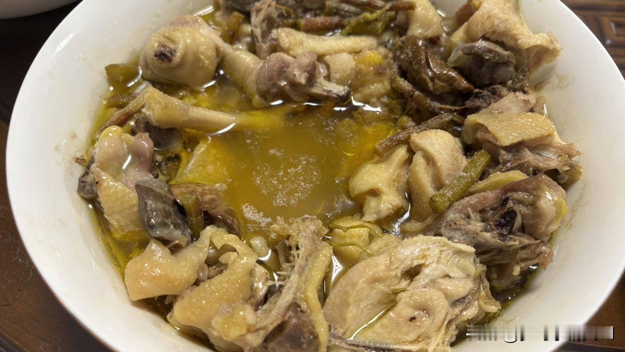 农家小炒炒鸡块、清蒸鱼、炒大白菜、梅干菜烧肉、酸辣汤，百叶包肉、炒花菜、炒豆芽