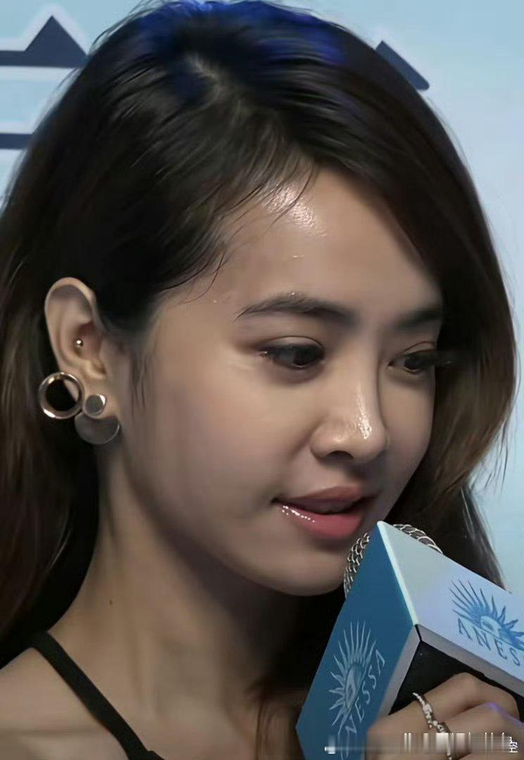 蔡依林被怼脸拍，但是皮肤状态还挺好的​​​